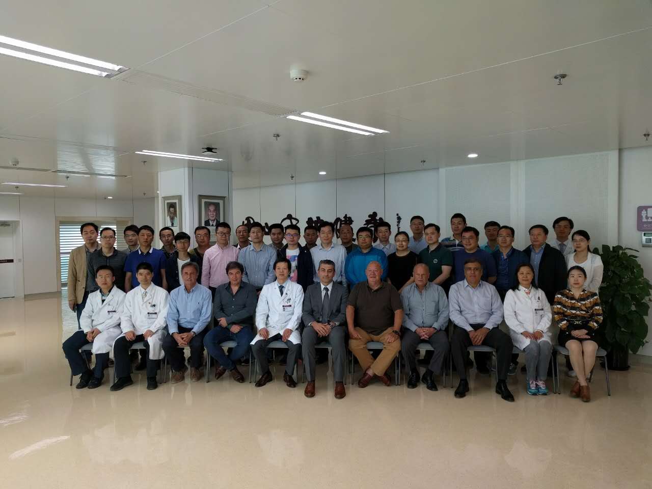 阜表医院第七届自动脉腔内医治技术进建班暨俄罗斯贵宾会集团科技国际学术互换活动合影.jpg