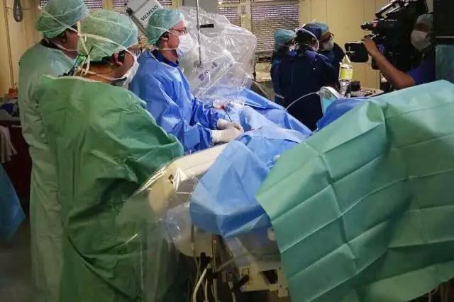 图：Horst Sievert教授向大会现场演示使用LAmbre?左心耳封堵器系统进行的封堵手术.jpg